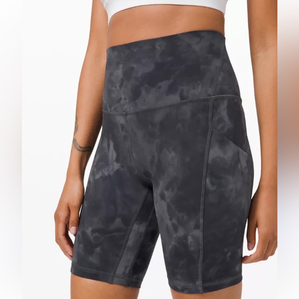 Lululemon Align High-Rise Shorts in a Diamond Dye Pitch Graphite Grey pattern.